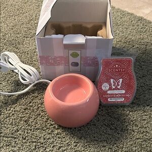 Scentsy Pink Ceramic Plug-In Warmer with Cranberry Garland Wax Bar